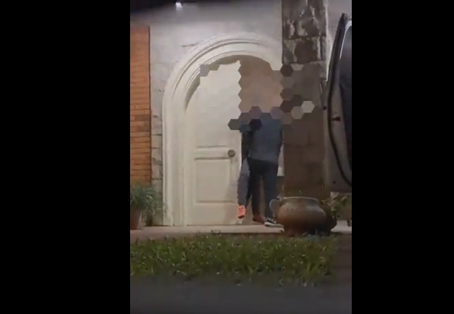 Momento en que el juez impide a su hijo salir de la vivienda, con mucha violencia. Foto: captura.