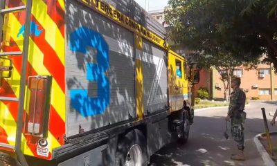 Bomberos no pudieron ni descender del móvil. Foto: Captura.