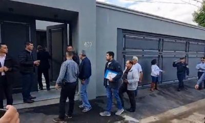 Voceros de los asegurados del IPS entrando en la casa de Santiago Peña. Foto: Captura de pantalla.