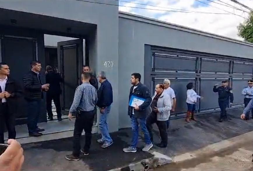 Voceros de los asegurados del IPS entrando en la casa de Santiago Peña. Foto: Captura de pantalla.