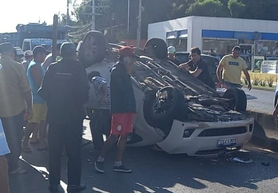 Accidente con vuelco de vehículo. Foto: PMT.