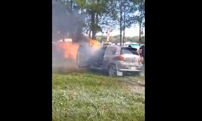 Asistencia al vehículo incendiado. Foto: captura.