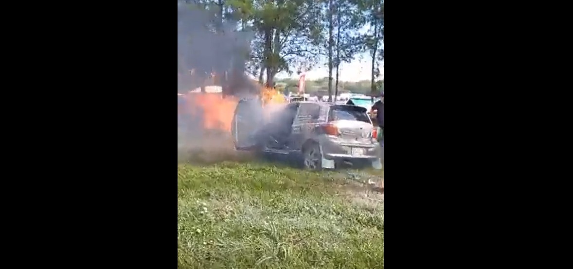 Asistencia al vehículo incendiado. Foto: captura.