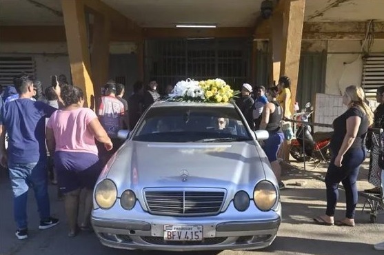 Una polémica se generó por el féretro frente a Tacumbú. Foto: El Poder.