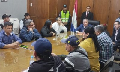 Pobladores de San Lázaro mantuvieron una reunión con el ministro Rodolfo Segovia. Foto: MOPC.