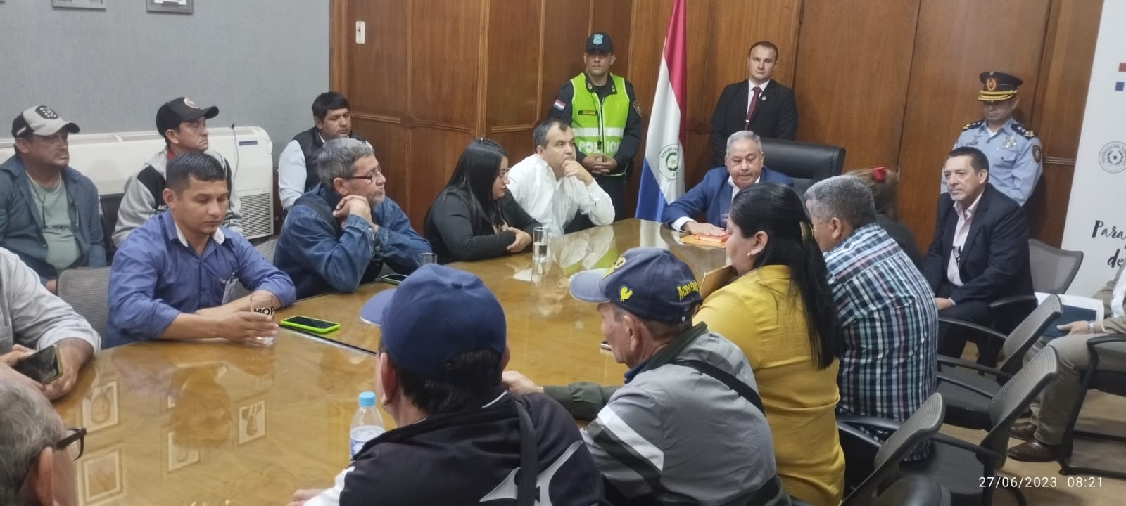 Pobladores de San Lázaro mantuvieron una reunión con el ministro Rodolfo Segovia. Foto: MOPC.