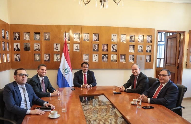 El equipo de transición de Santiago Peña junto al futuro ministro de Hacienda se reunieron con actuales autoridades de la cartera económica. Foto: Gentileza.