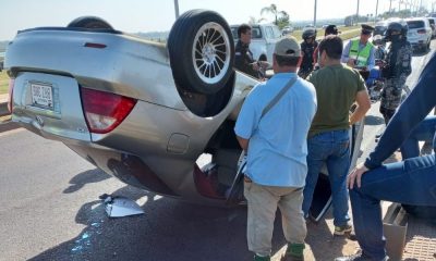 Accidente con vuelco de vehículo en zona Costanera. Foto: Radio Uno.