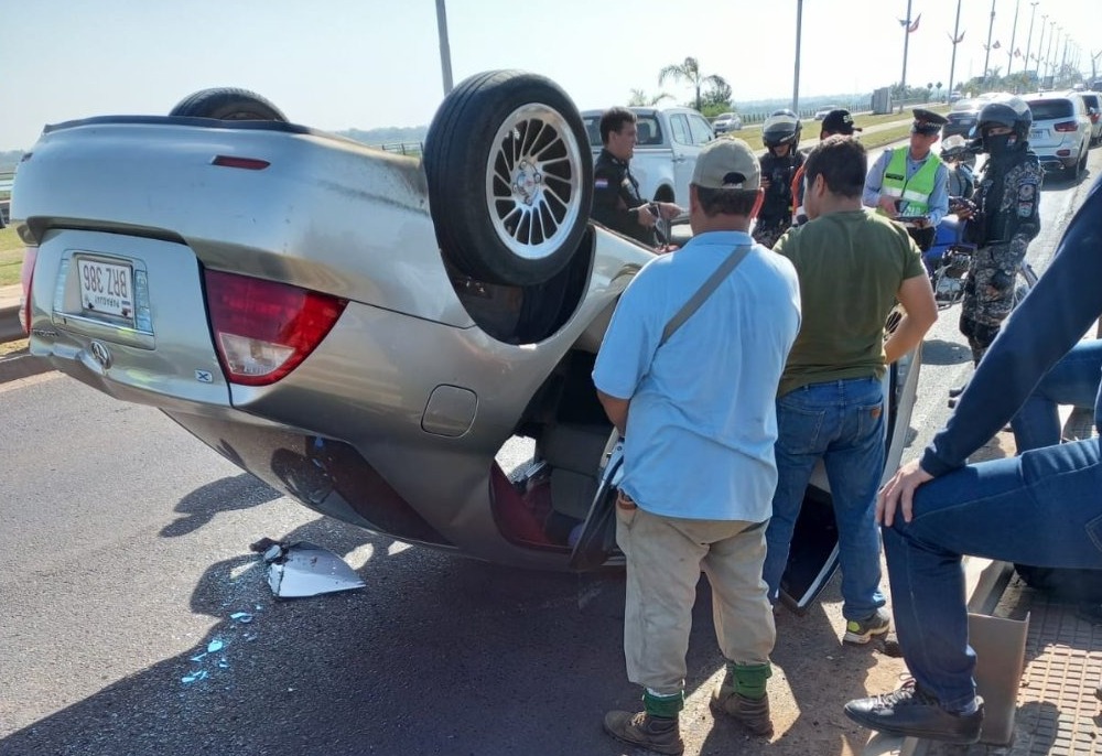 Accidente con vuelco de vehículo en zona Costanera. Foto: Radio Uno.