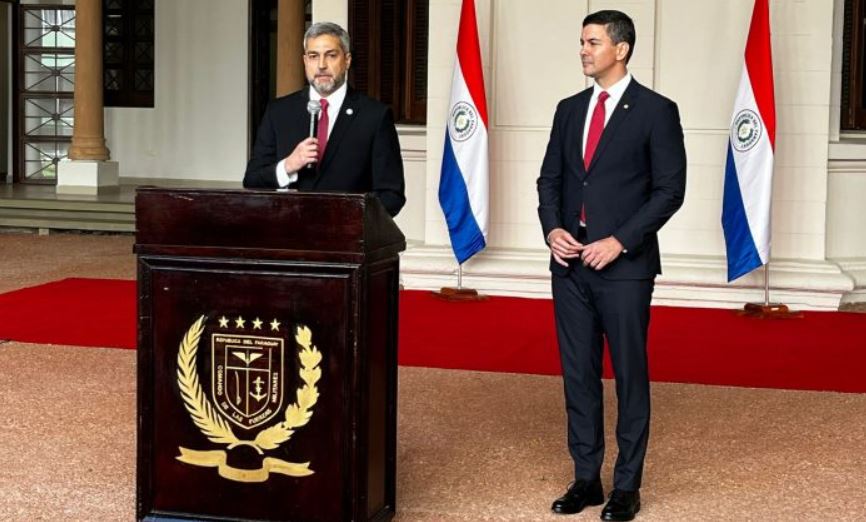 El presidente saliente Mario Abdo Benítez y el mandatario electo, Santiago Peña. Foto: Presidencia.