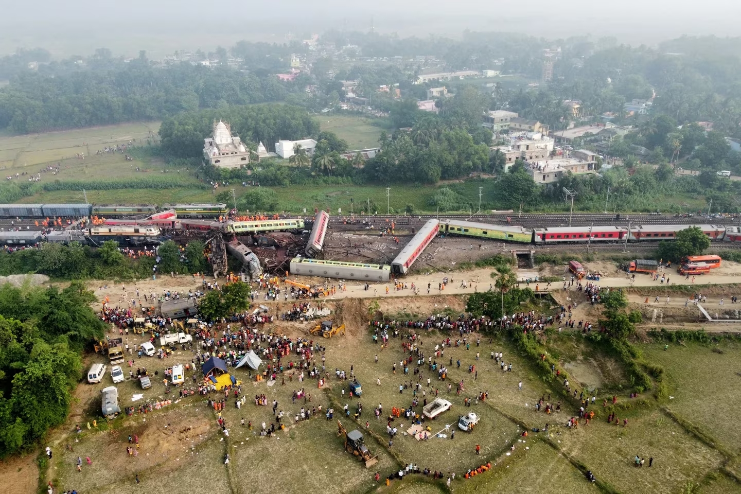 El gobernante Congreso Trinamool en Bengala Occidental exigió la renuncia del ministro de Ferrocarriles, Ashwini Vaishnaw, quien anunció que se abrió una investigación para determinar las causas del accidente. Foto: Reuters