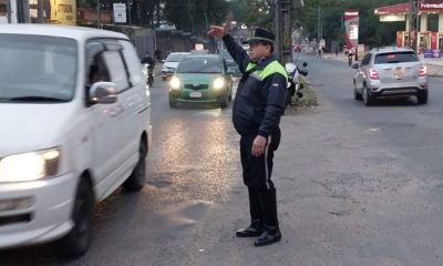 Agente de la PMT dirigiendo el tránsito. Foto: Gentileza.