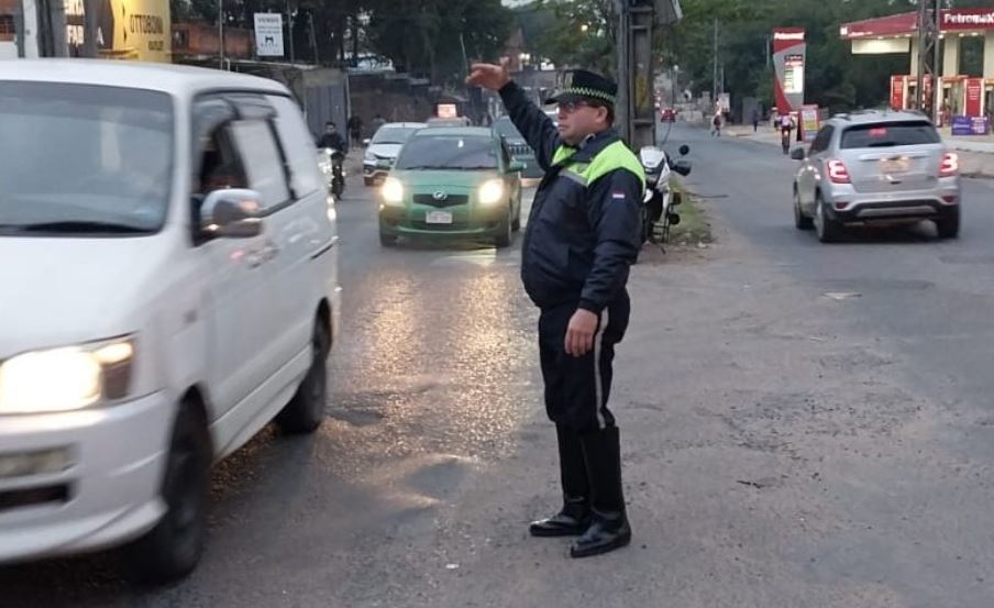 Agente de la PMT dirigiendo el tránsito. Foto: Gentileza.