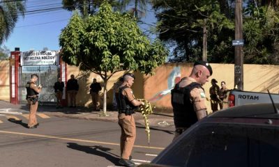 La prensa local informó que el agresor tiene 21 años. Las autoridades están investigando la motivación del atacante, que fue inmovilizado por un profesor. Foto: AFP.