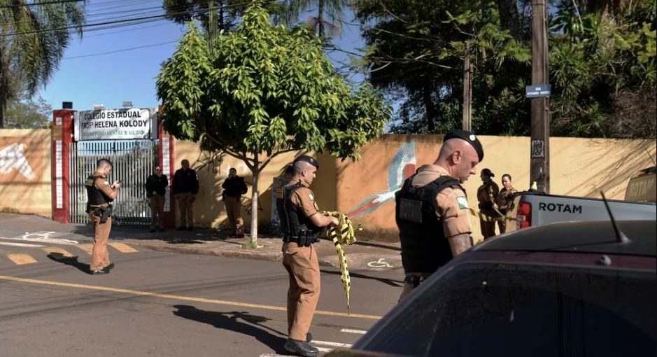 La prensa local informó que el agresor tiene 21 años. Las autoridades están investigando la motivación del atacante, que fue inmovilizado por un profesor. Foto: AFP.