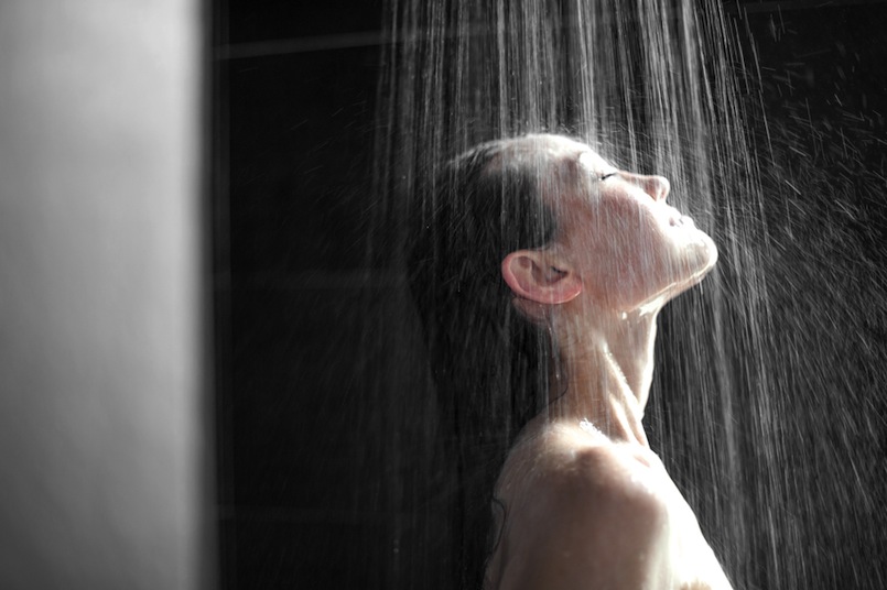 La frecuencia con la que cada persona pasa por debajo del chorro del agua también suscita interés a nivel global. Foto: Referencia.