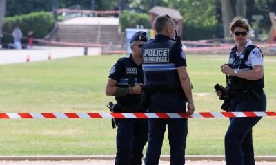 Policías vigilan la zona donde ocurrió el ataque en Annecy (Francia). Foto: DW.