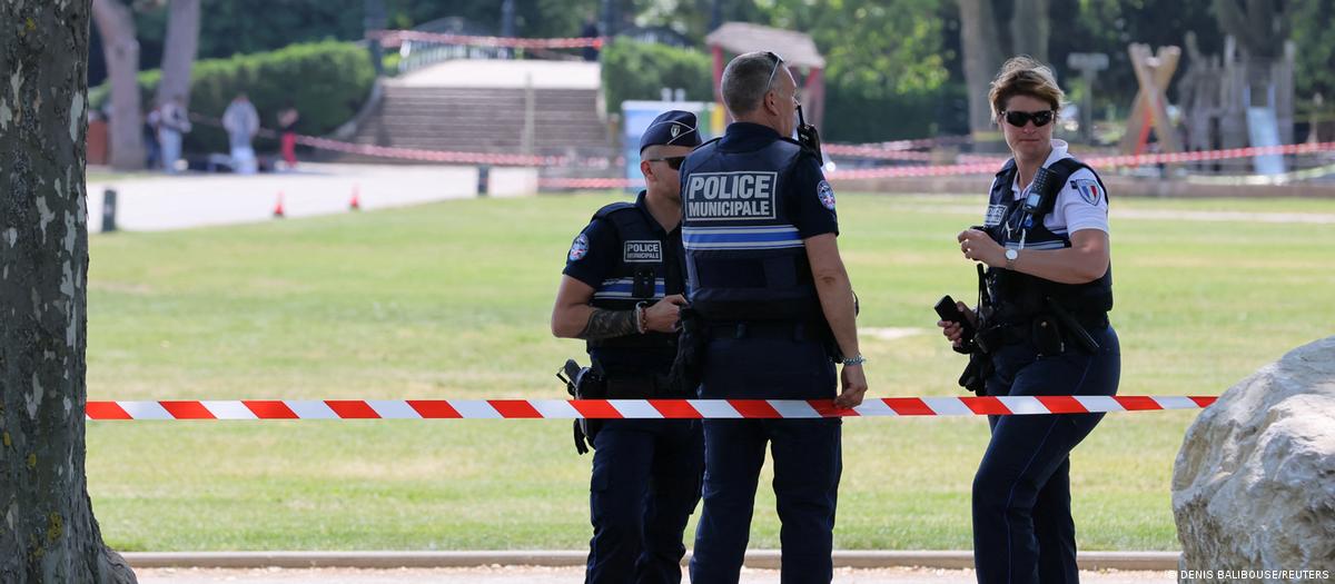 Policías vigilan la zona donde ocurrió el ataque en Annecy (Francia). Foto: DW.