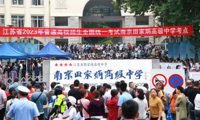 Candidatos esperan para ingresar a un sitio de examen de ingreso a la universidad en Nanjing, China, el 7 de junio de 2023. Foto: CNN.