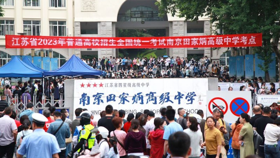 Candidatos esperan para ingresar a un sitio de examen de ingreso a la universidad en Nanjing, China, el 7 de junio de 2023. Foto: CNN.