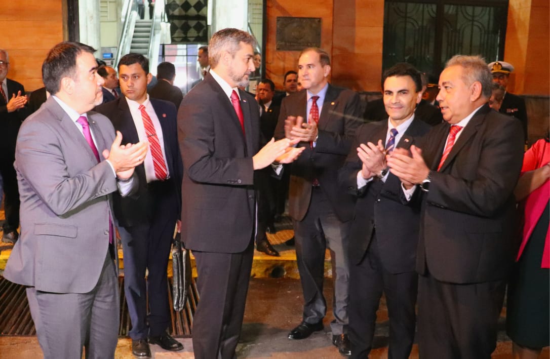 Mario Abdo Benítez encabezó el acto de inauguración de las obras de restauración del “Palacio Alegre”, actual Ministerio de Hacienda. Foto: Gentileza.