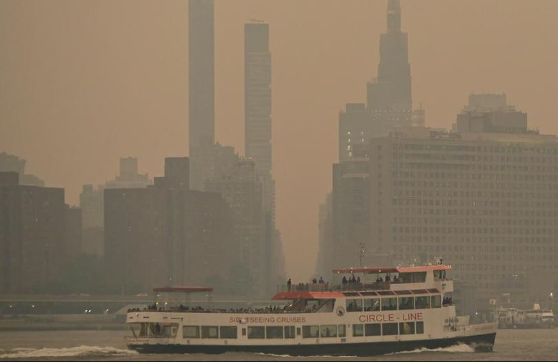 El horizonte de Manhattan ha quedado envuelto por el humo de los incendios forestales de Canadá. Foto: DW.