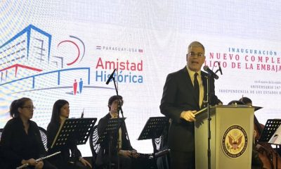 El embajador Marc Ostfield durante la inauguración de la nueva sede diplomática. Foto @USAmbPy.