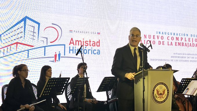 El embajador Marc Ostfield durante la inauguración de la nueva sede diplomática. Foto @USAmbPy.