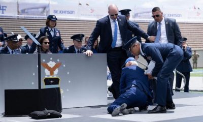 Guardias ayudar a Joe Biden a levantarse. Foto: huffingtonpost.es