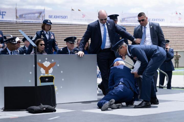 Guardias ayudar a Joe Biden a levantarse. Foto: huffingtonpost.es