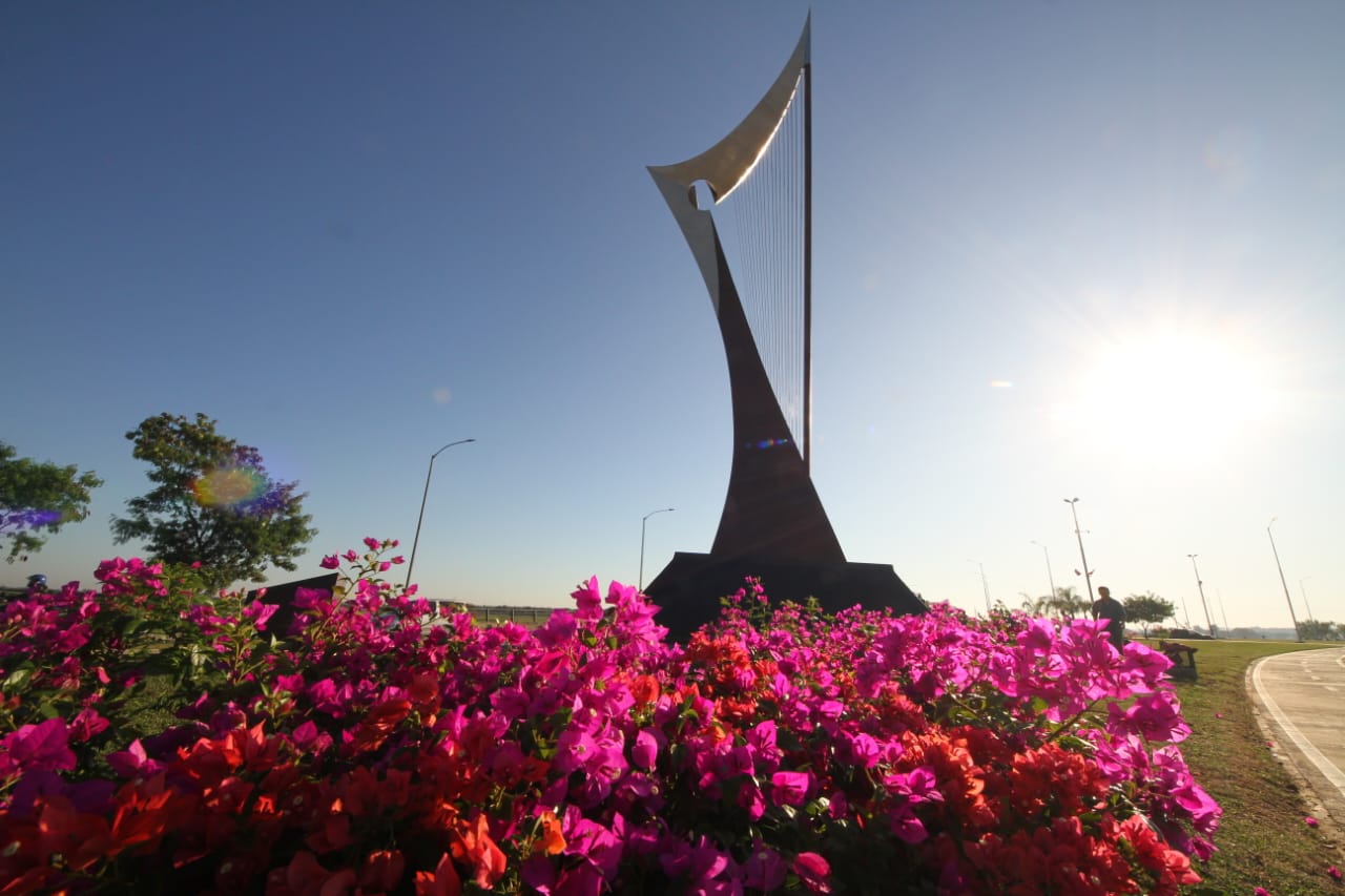 Monumento al Arpa Paraguay en la Costanera de Asunción. Foto: Municipalidad de Asunción.