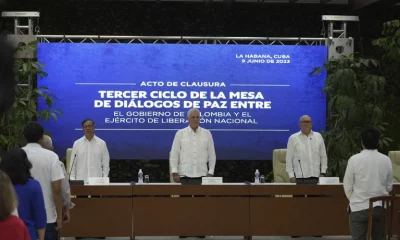 presidente cubano, Miguel Díaz-Canel, entre el presidente de Colombia, Gustavo Petro, a la izquierda, y el comandante del ELN, Antonio García. Foto: Infobae.
