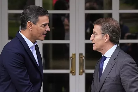 El presidente del Gobierno, Pedro Sánchez, recibe al líder del PP, Alberto Núñez Feijó. Foto: El Mundo.