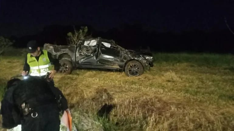 Así quedó la camioneta tras el choque y posterior vuelco. Foto: Gentileza.