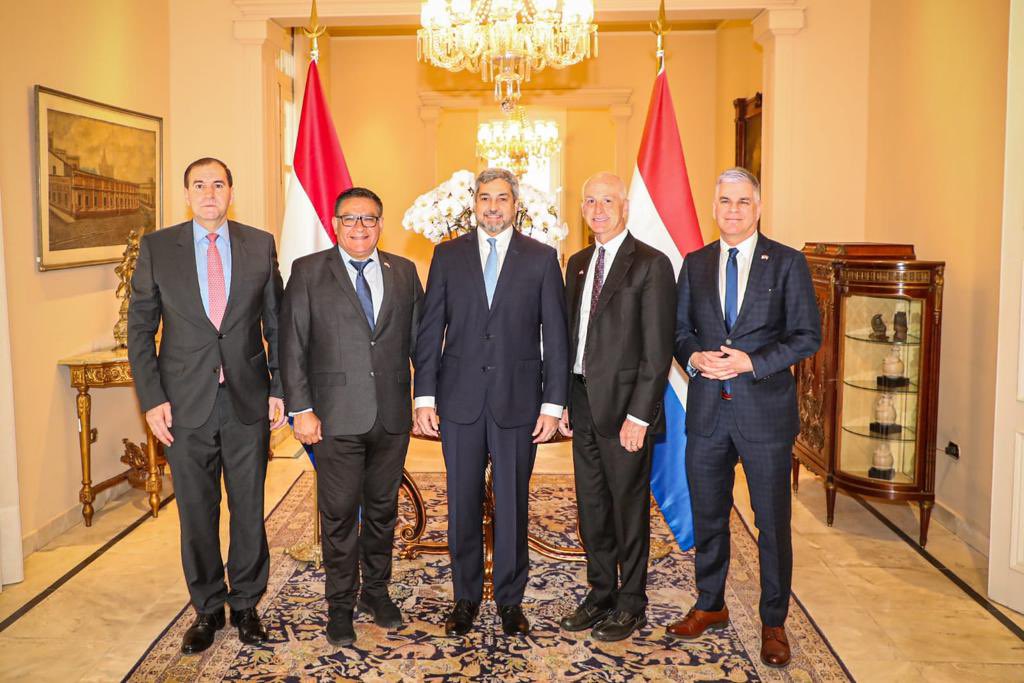 Mario Abdo Benítez recibió a una delegación de Congresistas de EE. UU. Foto: Gentileza.