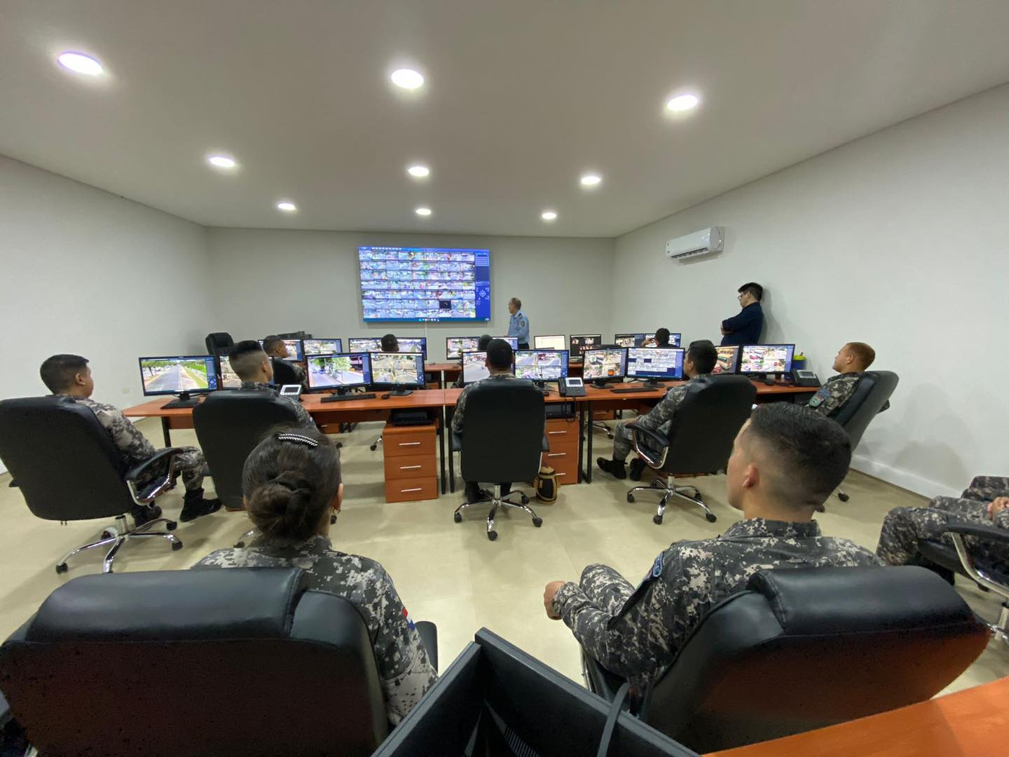 Reunión de coordinación entre el Sistema de Emergencias 911 y agentes Lince. Foto: Gentileza.