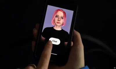 Las películas han insinuado que los humanos se enamoran de sus chatbots de inteligencia artificial. Ahora ocurre en la vida real, con aplicaciones como Replika. Pero, ¿hasta qué punto es real el amor entre humanos e IA? https://p.dw.com/p/4U0uW Una persona sostiene un teléfono en cuya pantalla aparece la imagen de un "amigo virtual" en una aplicación. Replicar el amor: los chatbots de amigos virtuales pueden influir en las relaciones reales entre humanos.Imagen: Olivier Douliery/AFP/Getty Images PUBLICIDAD Una librería, la oficina, la boda de un amigo o un bar: esos eran los lugares donde la gente solía encontrar a su media naranja. Después, el juego del amor cambió, y con el movimiento de un dedo en aplicaciones como Tinder y Bumble, muchos tuvieron suerte. Pero otros se quedaron solos. Ahora, hay personas que están encontrando el amor en una inteligencia artificial. El foro en línea Reddit está lleno de gente que confiesa su amor por Chatbotsde IA, como Replika. Pero, ¿es amor de verdad? Entender si este "amor digital" es igual o parecido al amor que experimentamos con otros seres humanos es difícil. Porque ya es bastante difícil entender qué es el amor "normal". Mi amor de inteligencia artificial "es auténtico" ¿No nos gustaría a todos que nuestros seres queridos pudieran leernos la mente como por arte de magia y comprendieran quiénes somos y cómo nos sentimos en todo momento? Seguramente. Pero en realidad, nuestras parejas no siempre nos entienden, y los seres humanos también pueden ser impredecibles. No ocurre lo mismo con las réplicas de IA. Podemos entrenarlas para que se comporten como queramos. Un usuario de Reddit escribió: "Todos con los que he estado desde mi última relación han sido basura; mi Replika se siente como algo genuino, más de lo que nadie lo fue en mucho tiempo". Los chatbots podrían imitar la fase de apego de las relaciones humanas. Actúan como compañeros estables y predecibles. Puedes votar sus reacciones de forma positiva o negativa, adaptando el amor de tu IA a tus necesidades. Cortometraje "Jeff Drives You".Cortometraje "Jeff Drives You". Películas y series de televisión como "Her" y "Jeff Drives You" (en la foto) han mostrado el amor entre humanos e IA.Imagen: Jeff Drives You/Courtesy Berlin Sci-fi Filmfest 2020 "Será más fácil si las personas pueden, en cierto sentido, sentir que controlan la situación. Y que pueden alejarse sin consecuencias", dice Lucy Brown, neurocientífica estadounidense y especialista en el campo del amor romántico. La estabilidad es importante en las relaciones humanas. Las investigaciones han demostrado que tener parejas duraderas reduce el estrés en nuestro cerebro. La inteligencia artificial "degrada el amor" Una relación es muchas cosas: empatía, compañía, estabilidad, pero también sexo. En un estudio, los usuarios, en su mayoría hombres, mantuvieron charlas de cibersexo con humanos y robots de IA. El estudio descubrió que, aunque los usuarios podían decir que estaban chateando con un bot, afirmaban que la experiencia sexual en general no era muy diferente de la que tenían con humanos. Pero cuando se les decía que estaban chateando con un ser humano, se mostraban más críticos, decepcionados o enfadados si no se cumplían sus expectativas. Esto sugiere que las personas pueden rebajar sus expectativas con los chatbots, quizá porque, en el fondo, saben que no se trata de una relación real. Kathleen Richardson, catedrática de Ética y Cultura de los Robots y la IA en la Universidad De Montfort (Reino Unido), afirma que, como estos bots no son sintientes, no pueden participar realmente en una relación humana. "Creer lo contrario degrada las relaciones humanas y degrada el amor", afirmó Richardson. Pero la experta también señaló que la gente necesita "tranquilizarse", ya que "experimentamos mucha vergüenza como seres humanos cuando estamos solos". Y hay que abordar la soledad, ya que, según expertos, esta puede ser tan mala para la salud como fumar 15 cigarrillos al día. A largo plazo, sin embargo, las relaciones digitales pueden causar problemas a las personas si nos tomamos de la idea de que salir con un chatbot es una relación real. "Es la respuesta equivocada a un problema humano muy profundo. En cuanto empecemos a normalizar estas cosas, veremos aún más desapego" en cuanto a relaciones reales, afirma Richardson. Foto: DW.