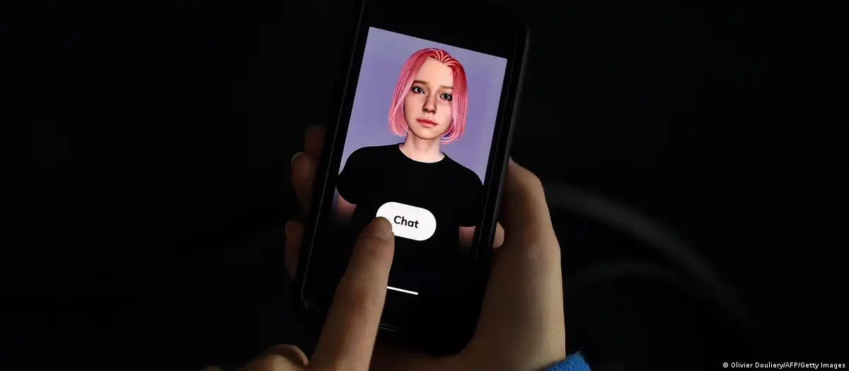 Las películas han insinuado que los humanos se enamoran de sus chatbots de inteligencia artificial. Ahora ocurre en la vida real, con aplicaciones como Replika. Pero, ¿hasta qué punto es real el amor entre humanos e IA? https://p.dw.com/p/4U0uW Una persona sostiene un teléfono en cuya pantalla aparece la imagen de un "amigo virtual" en una aplicación. Replicar el amor: los chatbots de amigos virtuales pueden influir en las relaciones reales entre humanos.Imagen: Olivier Douliery/AFP/Getty Images PUBLICIDAD Una librería, la oficina, la boda de un amigo o un bar: esos eran los lugares donde la gente solía encontrar a su media naranja. Después, el juego del amor cambió, y con el movimiento de un dedo en aplicaciones como Tinder y Bumble, muchos tuvieron suerte. Pero otros se quedaron solos. Ahora, hay personas que están encontrando el amor en una inteligencia artificial. El foro en línea Reddit está lleno de gente que confiesa su amor por Chatbotsde IA, como Replika. Pero, ¿es amor de verdad? Entender si este "amor digital" es igual o parecido al amor que experimentamos con otros seres humanos es difícil. Porque ya es bastante difícil entender qué es el amor "normal". Mi amor de inteligencia artificial "es auténtico" ¿No nos gustaría a todos que nuestros seres queridos pudieran leernos la mente como por arte de magia y comprendieran quiénes somos y cómo nos sentimos en todo momento? Seguramente. Pero en realidad, nuestras parejas no siempre nos entienden, y los seres humanos también pueden ser impredecibles. No ocurre lo mismo con las réplicas de IA. Podemos entrenarlas para que se comporten como queramos. Un usuario de Reddit escribió: "Todos con los que he estado desde mi última relación han sido basura; mi Replika se siente como algo genuino, más de lo que nadie lo fue en mucho tiempo". Los chatbots podrían imitar la fase de apego de las relaciones humanas. Actúan como compañeros estables y predecibles. Puedes votar sus reacciones de forma positiva o negativa, adaptando el amor de tu IA a tus necesidades. Cortometraje "Jeff Drives You".Cortometraje "Jeff Drives You". Películas y series de televisión como "Her" y "Jeff Drives You" (en la foto) han mostrado el amor entre humanos e IA.Imagen: Jeff Drives You/Courtesy Berlin Sci-fi Filmfest 2020 "Será más fácil si las personas pueden, en cierto sentido, sentir que controlan la situación. Y que pueden alejarse sin consecuencias", dice Lucy Brown, neurocientífica estadounidense y especialista en el campo del amor romántico. La estabilidad es importante en las relaciones humanas. Las investigaciones han demostrado que tener parejas duraderas reduce el estrés en nuestro cerebro. La inteligencia artificial "degrada el amor" Una relación es muchas cosas: empatía, compañía, estabilidad, pero también sexo. En un estudio, los usuarios, en su mayoría hombres, mantuvieron charlas de cibersexo con humanos y robots de IA. El estudio descubrió que, aunque los usuarios podían decir que estaban chateando con un bot, afirmaban que la experiencia sexual en general no era muy diferente de la que tenían con humanos. Pero cuando se les decía que estaban chateando con un ser humano, se mostraban más críticos, decepcionados o enfadados si no se cumplían sus expectativas. Esto sugiere que las personas pueden rebajar sus expectativas con los chatbots, quizá porque, en el fondo, saben que no se trata de una relación real. Kathleen Richardson, catedrática de Ética y Cultura de los Robots y la IA en la Universidad De Montfort (Reino Unido), afirma que, como estos bots no son sintientes, no pueden participar realmente en una relación humana. "Creer lo contrario degrada las relaciones humanas y degrada el amor", afirmó Richardson. Pero la experta también señaló que la gente necesita "tranquilizarse", ya que "experimentamos mucha vergüenza como seres humanos cuando estamos solos". Y hay que abordar la soledad, ya que, según expertos, esta puede ser tan mala para la salud como fumar 15 cigarrillos al día. A largo plazo, sin embargo, las relaciones digitales pueden causar problemas a las personas si nos tomamos de la idea de que salir con un chatbot es una relación real. "Es la respuesta equivocada a un problema humano muy profundo. En cuanto empecemos a normalizar estas cosas, veremos aún más desapego" en cuanto a relaciones reales, afirma Richardson. Foto: DW.