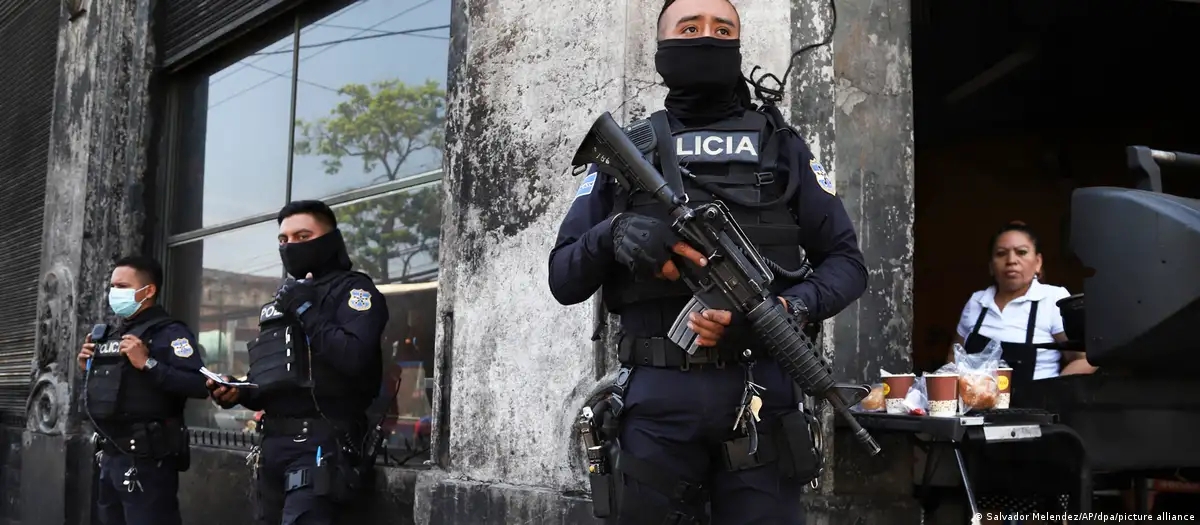 Policía de El Salvador. Foto:DW.