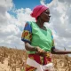 Agricultora africana Zawadi Msafiri en su cultivo perdido por la sequía.