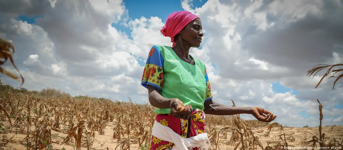 Agricultora africana Zawadi Msafiri en su cultivo perdido por la sequía.