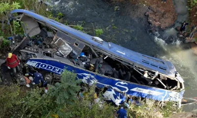 Autobus cayó al abismo. Foto: DW.