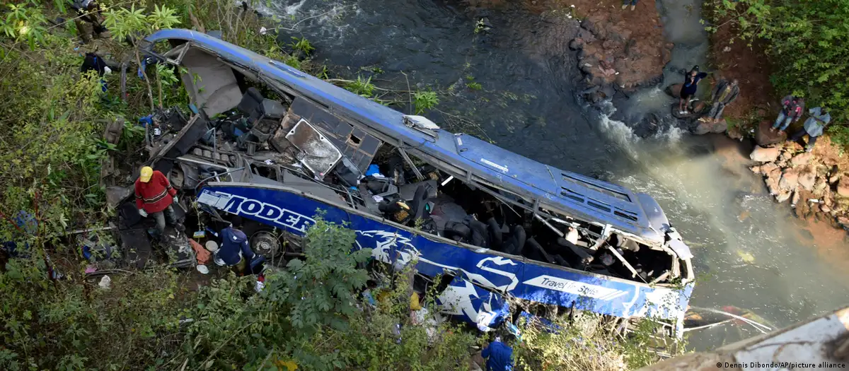 Autobus cayó al abismo. Foto: DW.