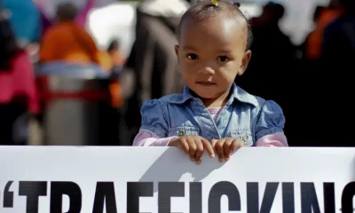 Una niña en una protesta que pide el fin de la trata de personas en Sudáfrica. Foto: DW.