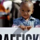 Una niña en una protesta que pide el fin de la trata de personas en Sudáfrica. Foto: DW.