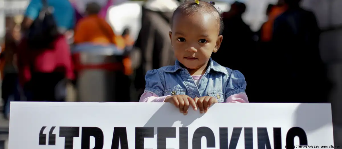 Una niña en una protesta que pide el fin de la trata de personas en Sudáfrica. Foto: DW.