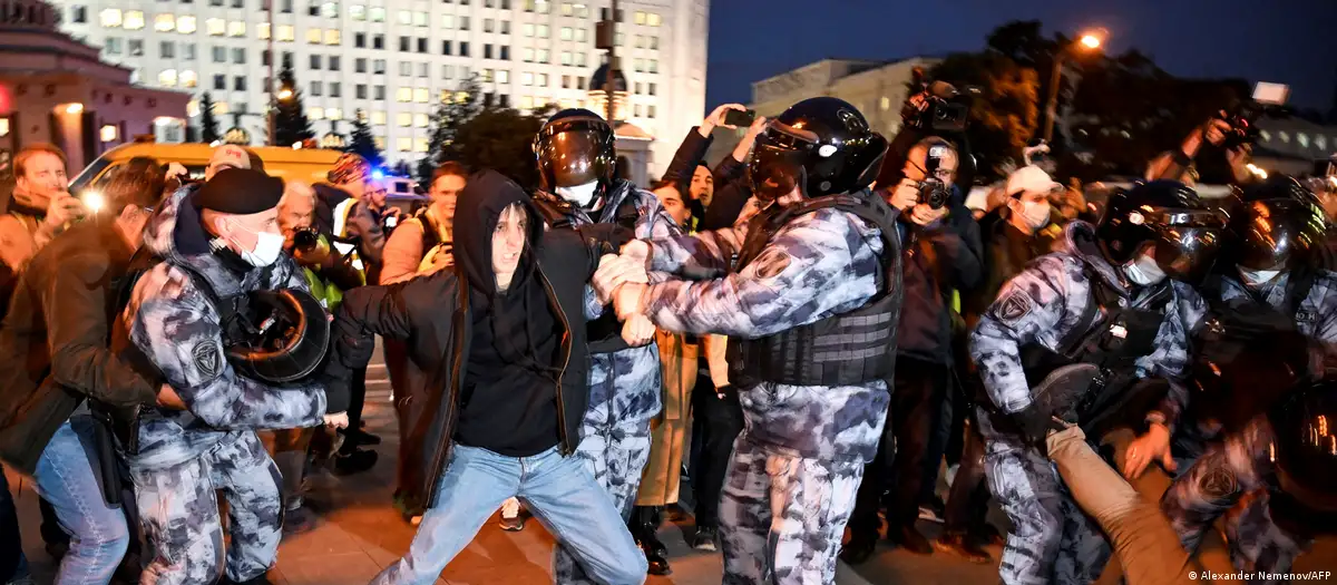 Críticos del reclutamiento para la guerra de Ucrania en Moscú son detenidos por una unidad de policía de asalto. Moscú, 21 de septiembre de 2022Imagen: Alexander Nemen