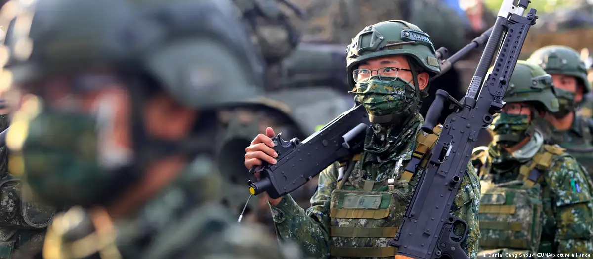 Soldados taiwaneses durante un ejercicio militar en Tainan, Taipei. Foto: DW.