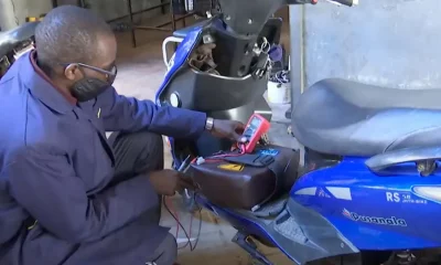 Reciclaje avanzado en Kenia, el profesor Paul Waweru fabrica motocicletas que no necesitan gasolina; se mueven con ayuda de antiguas baterías de ordenadores. Foto: DW.