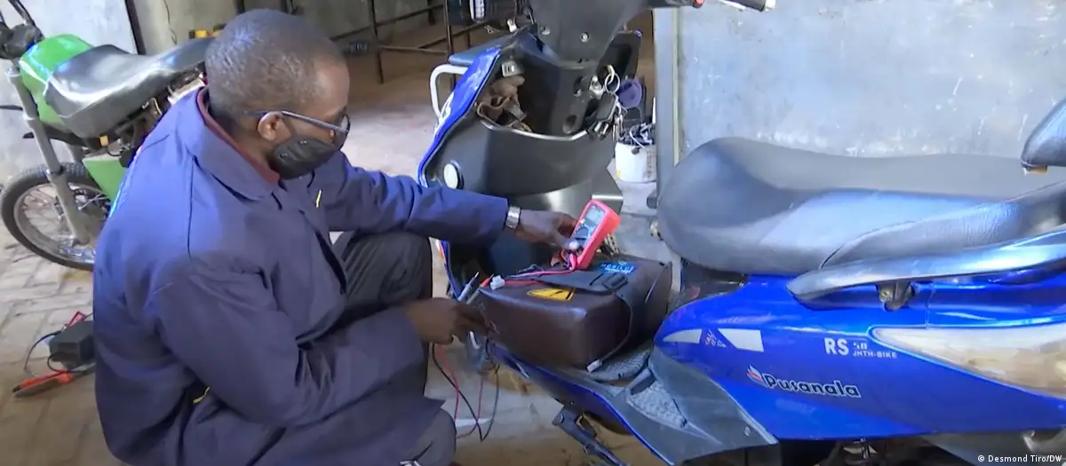 Reciclaje avanzado en Kenia, el profesor Paul Waweru fabrica motocicletas que no necesitan gasolina; se mueven con ayuda de antiguas baterías de ordenadores. Foto: DW.